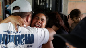 Entre velas y silencio, Cajibío despidió a las víctimas por el atentado perpetrado por disidencias de las Farc en la vía Panamericana