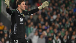 Eriksson no se hace el sueco con el megáfono: debuta, gana y canta… en español