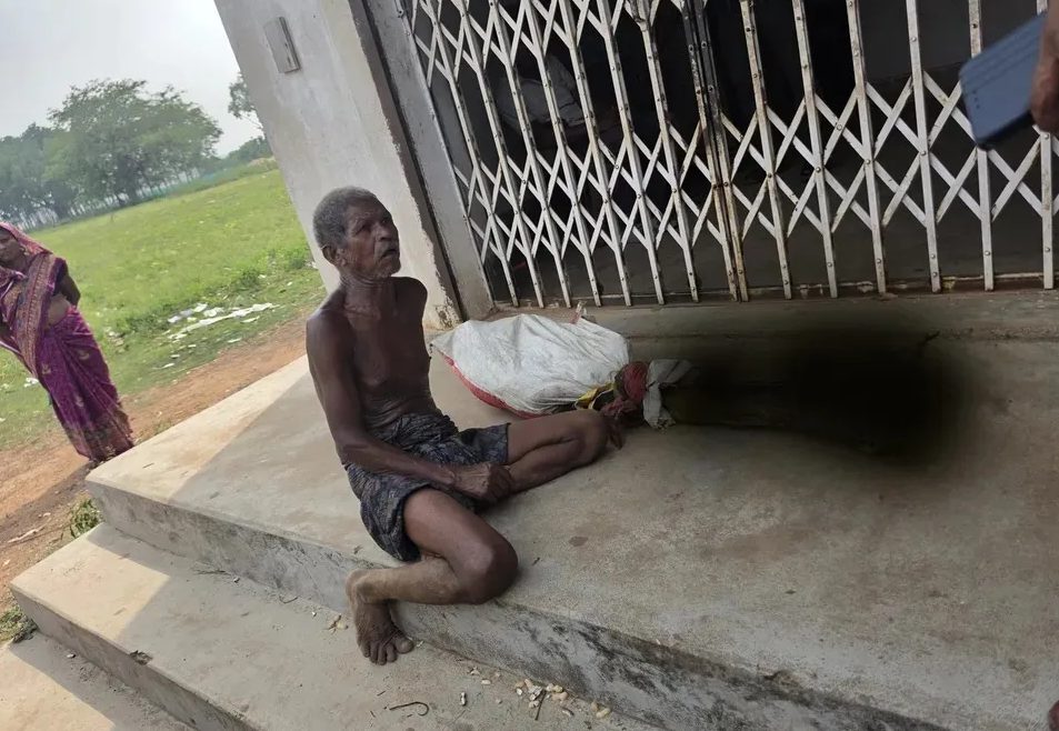 Escándalo en India: desenterró el cadáver de su hermana y lo llevó al banco para retirar su dinero