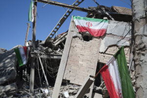 Estados Unidos e Israel bombardean intensamente Irán horas antes de que venza el plazo de Trump