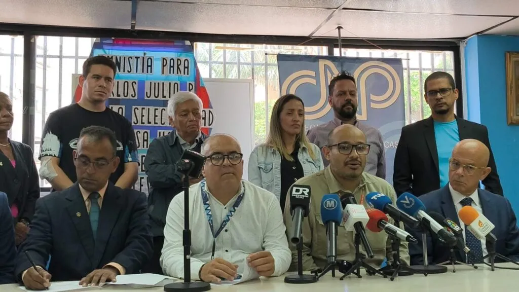 "Están aplicándola con una selectividad perversa": Periodista Carlos Julio Rojas denunció que le negaron la amnistía