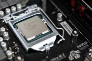 Esto es insufrible. Intel avisa que ahora subirán las CPU de precio por culpa de la IA