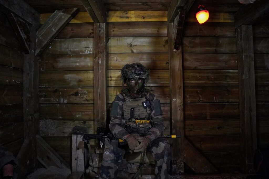 Soldado francés en una de las trincheras durante la operación ORION-26