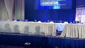 Evacúan a Trump de una cena con periodistas tras escucharse unos disparos