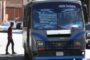 Evidencia del colapso de transporte: Camioneta circula por Caracas en condiciones peligrosas (VIDEO)