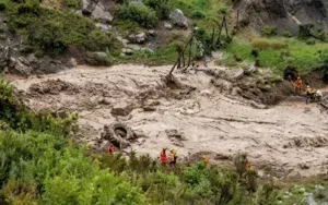 Exitoso rescate de 45 turistas atrapados por deslizamiento en la Ca