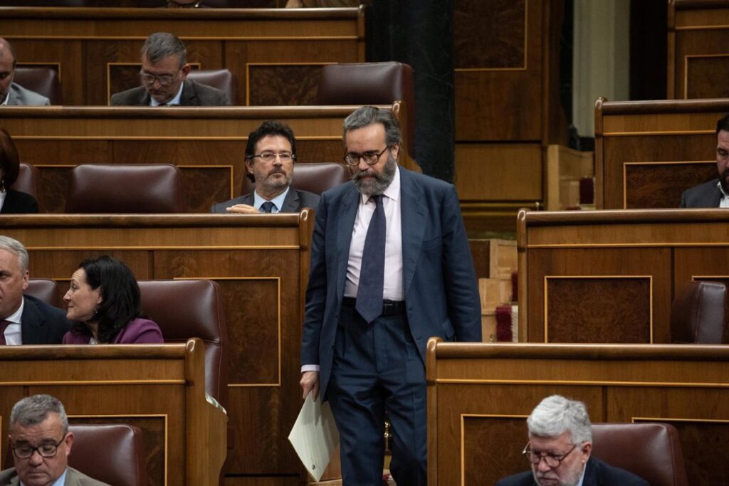 Expulsado un diputado de Vox tras encararse con una letrada y con el presidente del Congreso