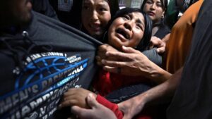 FOTO DEL AÑO | La fotografía de una familia migrante separada por el ICE, de Carol Guzy, gana el World Press Photo 2026 | elperiodico.com