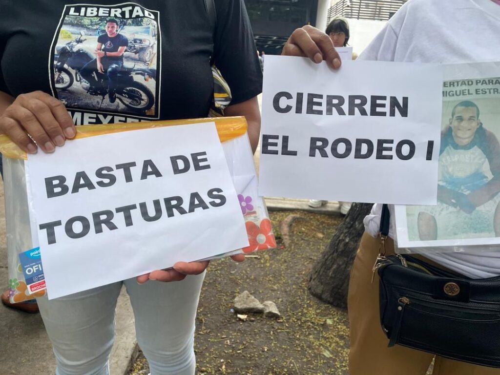 Familiares de presos políticos alertan que son amedrentados por denunciar tratos crueles en Rodeo I • Crónica Uno