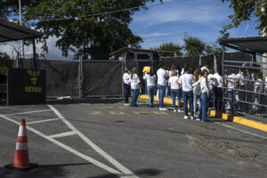 Familiares de presos políticos exigen que el Ministerio Público investigue las torturas en El Rodeo I