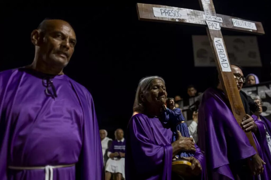 Familiares de presos políticos realizaron un viacrucis en las afueras del Rodeo I