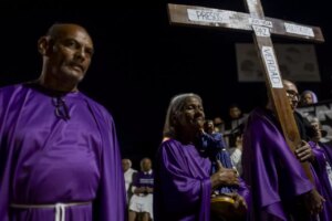 Familiares de presos políticos realizaron un viacrucis en las afueras del Rodeo I