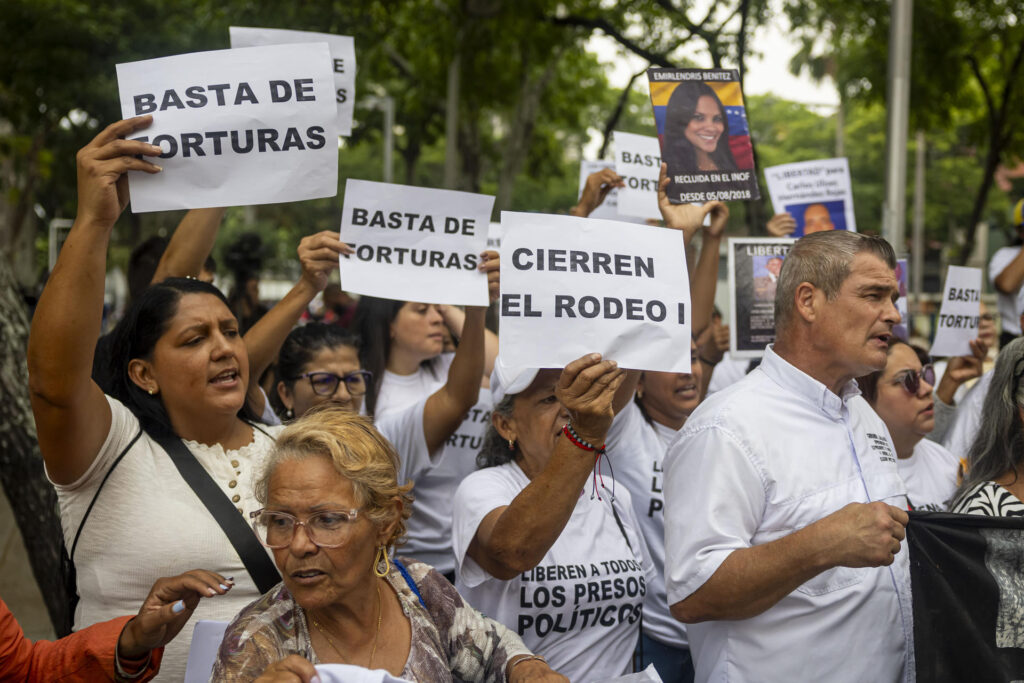 Familias de presos políticos acumulan 100 días de vigilias en El Rodeo y El Helicoide sin ver liberaciones