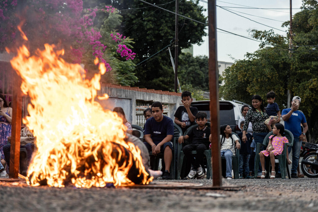 Familias de presos políticos realizaron la tradicional Quema de Judas frente a El Helicoide (VIDEO)