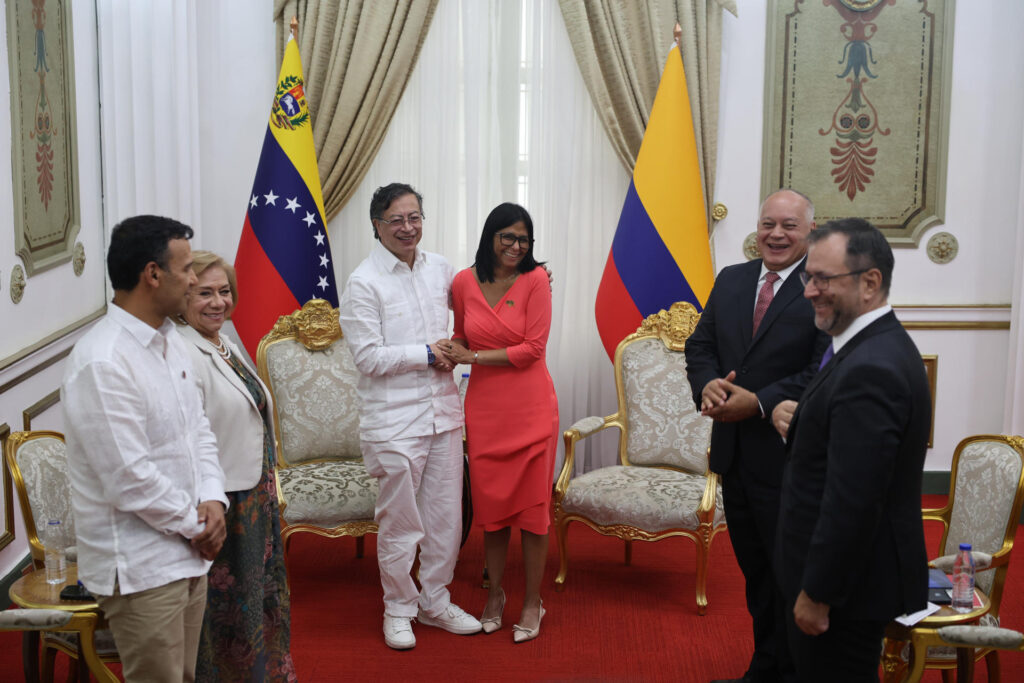 Familias pidieron a Gustavo Petro que interceda por colombianos presos tras visitar a Delcy Rodríguez
