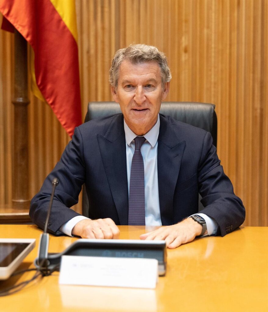 Feijóo ve "inhumana, insegura e insostenible" la regularización de migrantes: La gente quiere más ayudas, no "cartitas"
