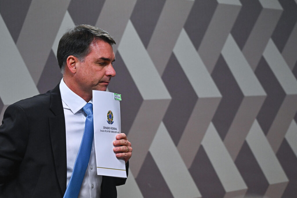 Flávio Bolsonaro afirmó que revés de Lula da Silva en el Senado evidenció el "fin de su capital político"