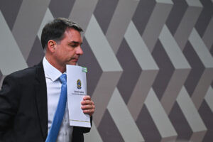 Flávio Bolsonaro afirmó que revés de Lula da Silva en el Senado evidenció el «fin de su capital político»