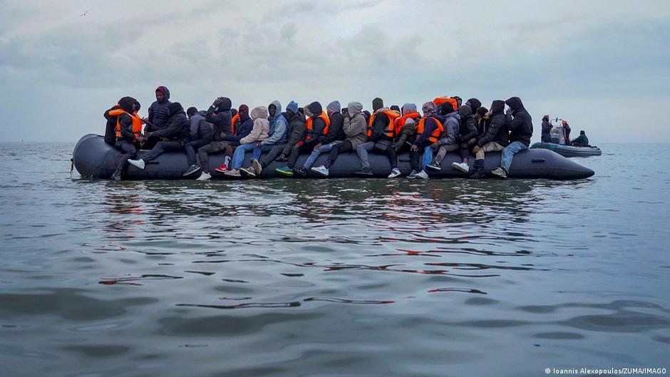 Francia y Reino Unido firman acuerdo para frenar migración