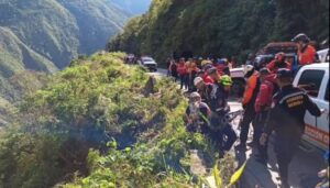 Funcionarios trabajan para rescatar a heridos tras accidente de autobús en Mérida