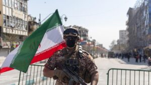 GUERRA EN IRÁN | Teherán activa sus defensas aéreas por primera vez desde el inicio del alto el fuego | elperiodico.com