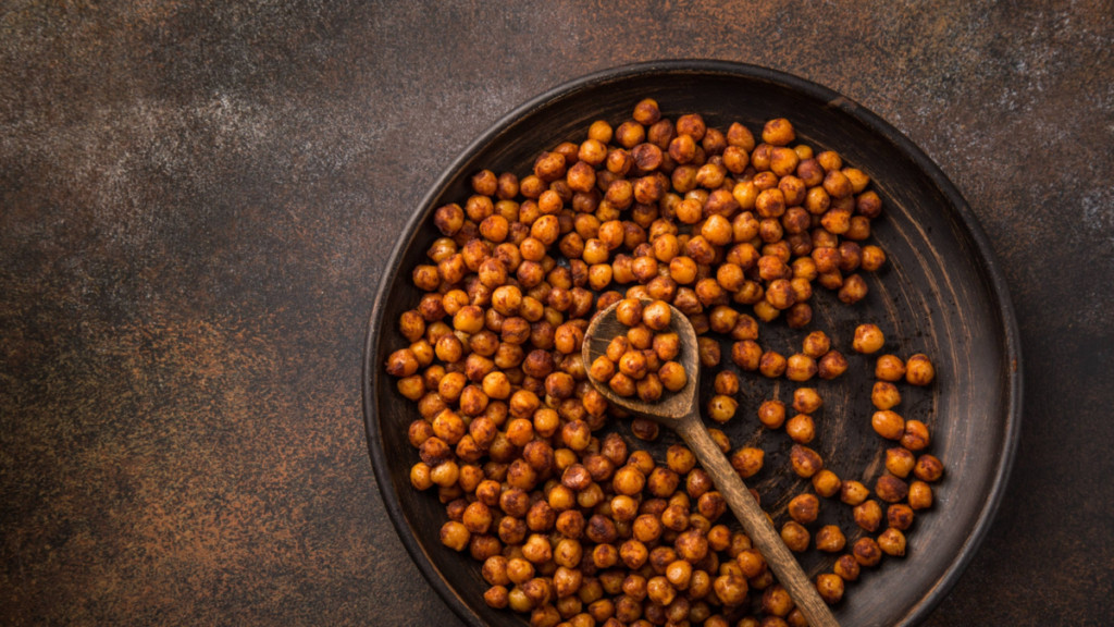 Garbanzos asados: la receta recomendada para picar un snack repleto de proteína y fibra para su colon y salud intestinal