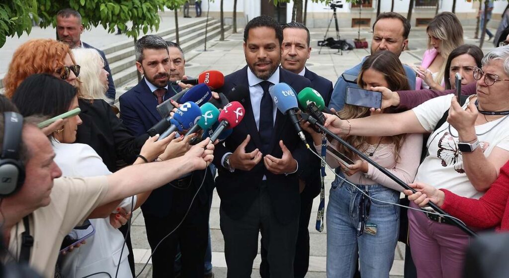 Garriga celebra el acuerdo con el PP: "Hemos cumplido, prometimos cambiar el rumbo de Extremadura"