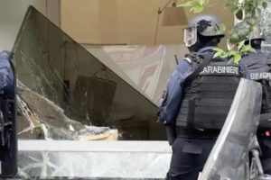 Golpe bancario: Ladrones tomaron 25 rehenes, vaciaron las cajas de seguridad y escaparon por la alcantarilla