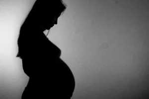 Golpeó a su pareja embarazada y causó la muerte del bebé