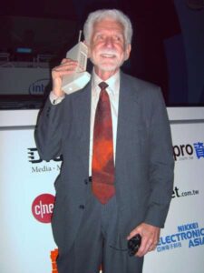 Grandes inventos de la humanidad: El teléfono móvil