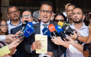 Gremios denuncian represión estatal ante la Defensoría del Pueblo