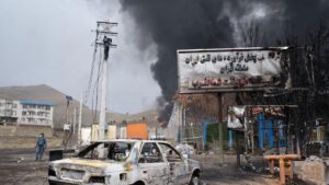 Guerra en Irán | Trump amenaza con volar puentes y centrales eléctricas: ¿Es un crimen de guerra?