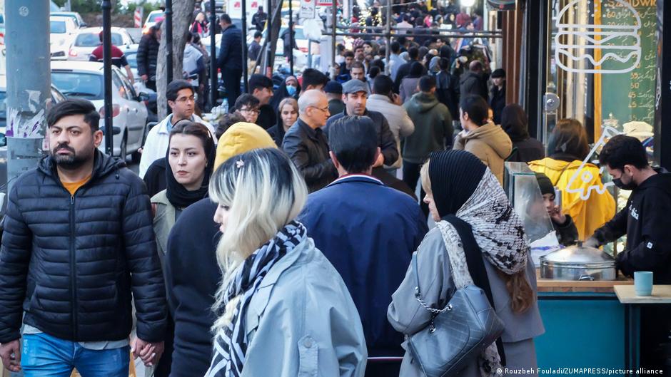 Guerra en Irán: despidos masivos y salarios a la baja