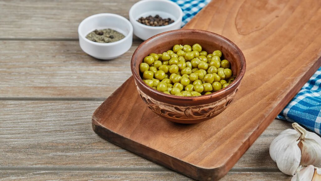 Guisantes al ajillo con hierbabuena: una receta económica ideal para acompañar a tus carnes o pescados por muy poco dinero