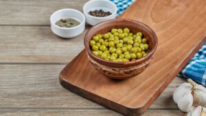 Guisantes al ajillo con hierbabuena: una receta económica ideal para acompañar a tus carnes o pescados por muy poco dinero