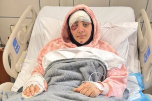 Habla la superviviente del último ataque israelí contra un periodista: «Estaba muy asustada. Se podía ver el coche ardiendo y los dos cuerpos de esos chicos, quemándose vivos» | elmundo.es