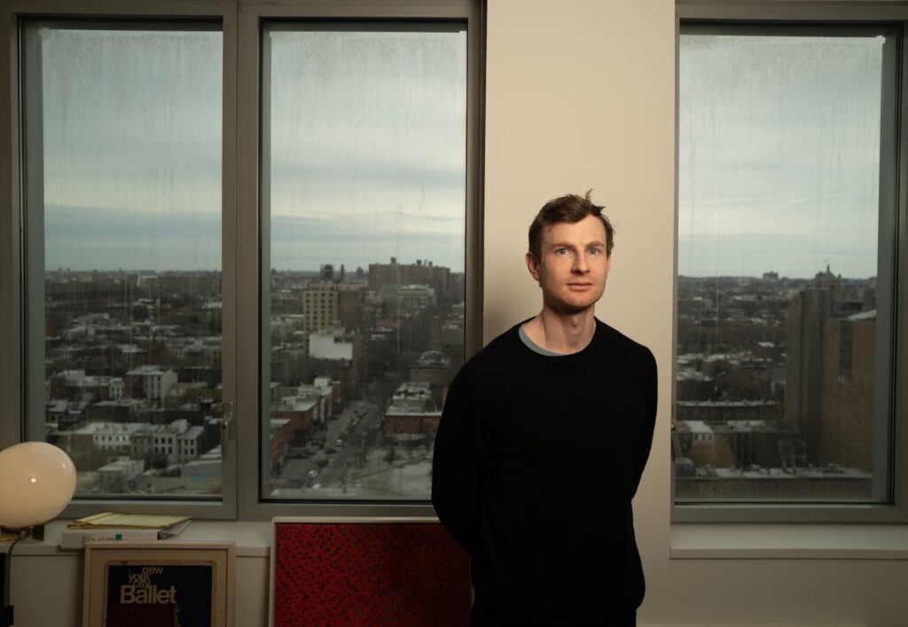 El novelista Hal Ebbott en su apartamento de Brooklyn, en Nueva York, el pasado marzo.