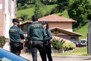 Hallan a un hombre muerto y a una mujer herida grave por disparos en su domicilio de Lena (Asturias) | europapress.es