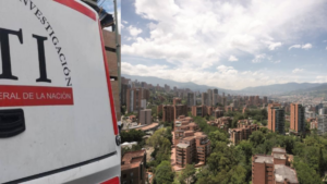 Hallan cuerpo envuelto en bolsas en un parqueadero de Medellín