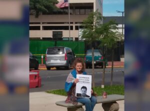 Hermana de abogado argentino detenido en Yare III protestó frente a la Embajada de EE UU para exigir su liberación
