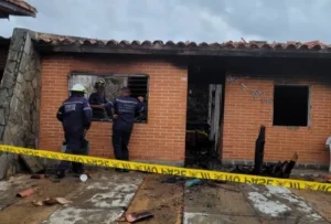 Hombre incendia vivienda con su pareja dentro