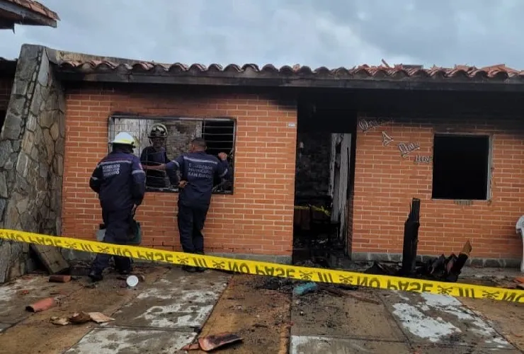 Hombre incendia vivienda con su pareja dentro