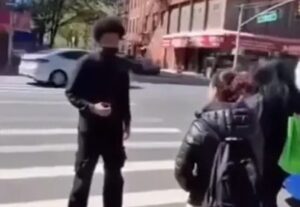 Horror en Nueva York: pisoteó la cabeza de una joven porque se negó a darle su número (VIDEO)