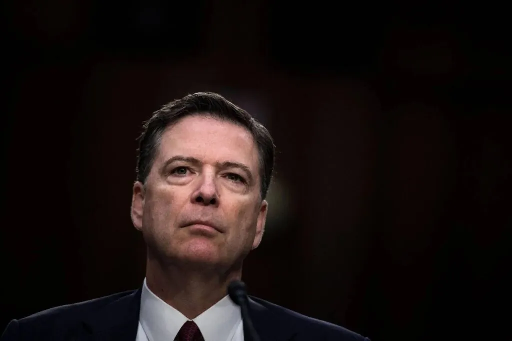 Imputan al exdirector del FBI James Comey por amenazar a Trump