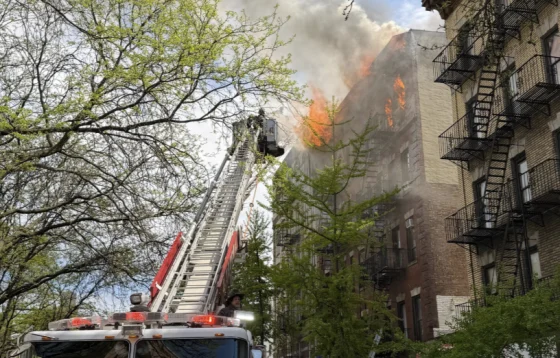Incendio de edificio en Nueva York dejó dos muertos y al menos una docena de heridos