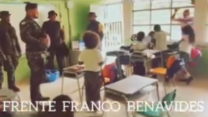 Indignación por video de disidentes en un colegio del suroccidente del país: macabra táctica para reclutar con útiles y tomándose fotos con los niños