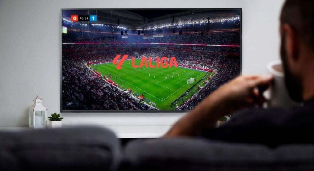 Investigan a un hombre que facilitaba el acceso pirata a retransmisiones de partidos de La Liga y que al instalarlo robaba los datos de los usuarios