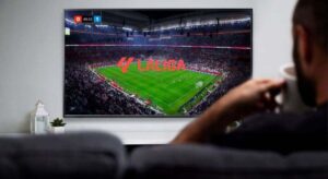 Investigan a un hombre que facilitaba el acceso pirata a retransmisiones de partidos de La Liga y que al instalarlo robaba los datos de los usuarios
