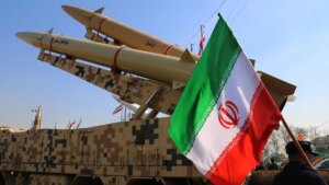 Irán advierte que puede paralizar rutas clave del comercio global en respuesta a las sanciones al petróleo de EEUU