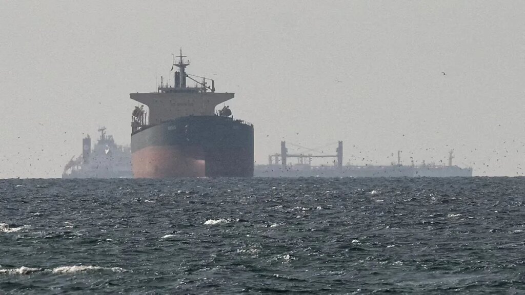 Irán disparó contra buques petroleros tras el cierre del estrecho de Ormuz